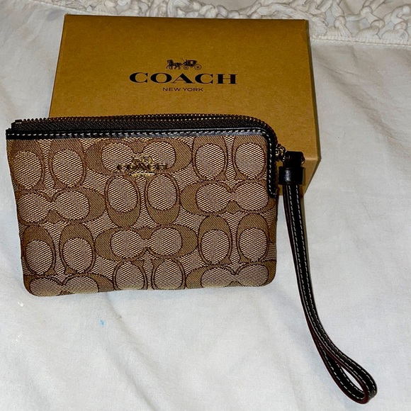 Vintage Coach Wallet Design - Picture 1 of 5